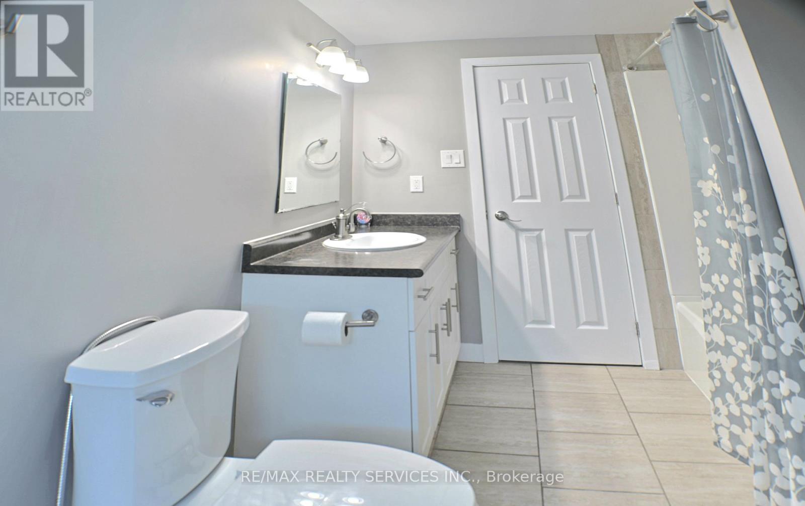 662 Elgin Street N, Cambridge, ON - Indoor Photo Showing Bathroom