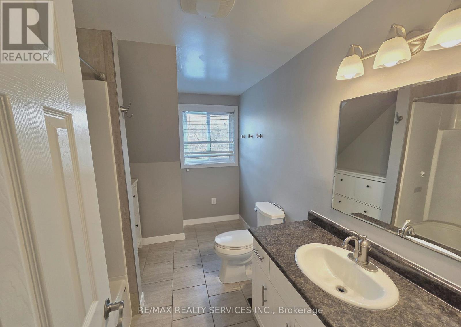 662 Elgin Street N, Cambridge, ON - Indoor Photo Showing Bathroom