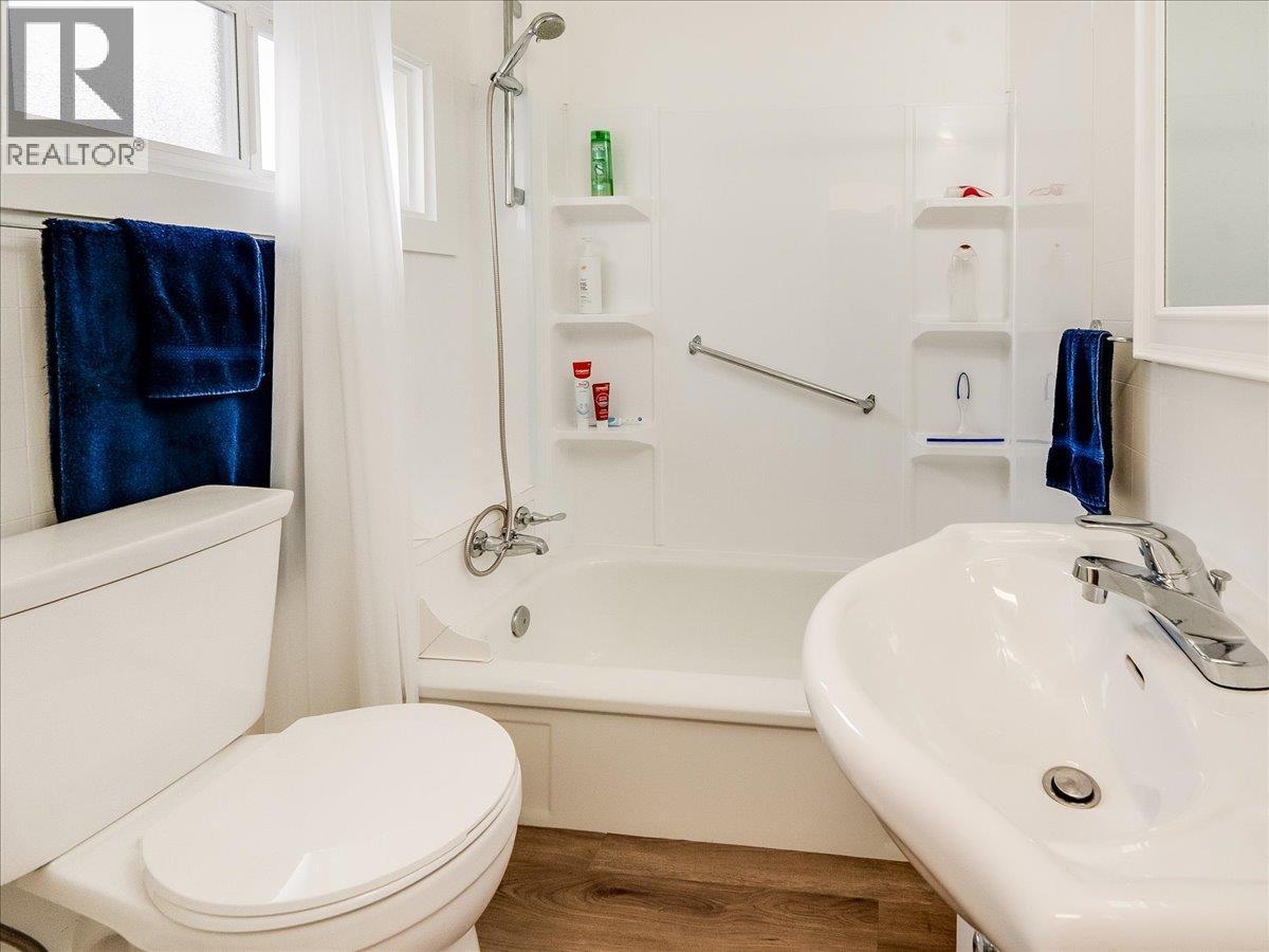 1911 Second Avenue, Trail, BC - Indoor Photo Showing Bathroom
