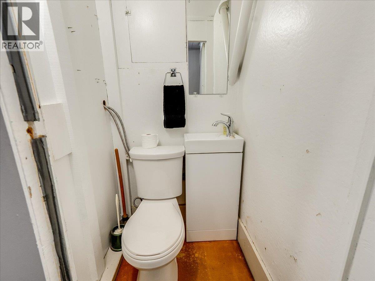 1911 Second Avenue, Trail, BC - Indoor Photo Showing Bathroom