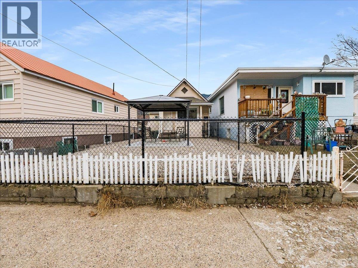 1911 Second Avenue, Trail, BC - Outdoor With Deck Patio Veranda