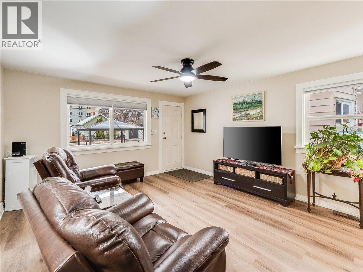 1911 Second Avenue, Trail, BC - Indoor Photo Showing Living Room