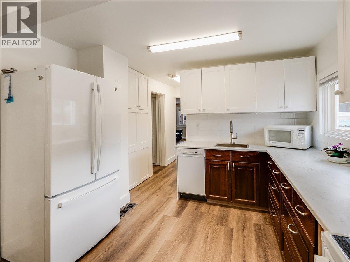 1911 Second Avenue, Trail, BC - Indoor Photo Showing Kitchen