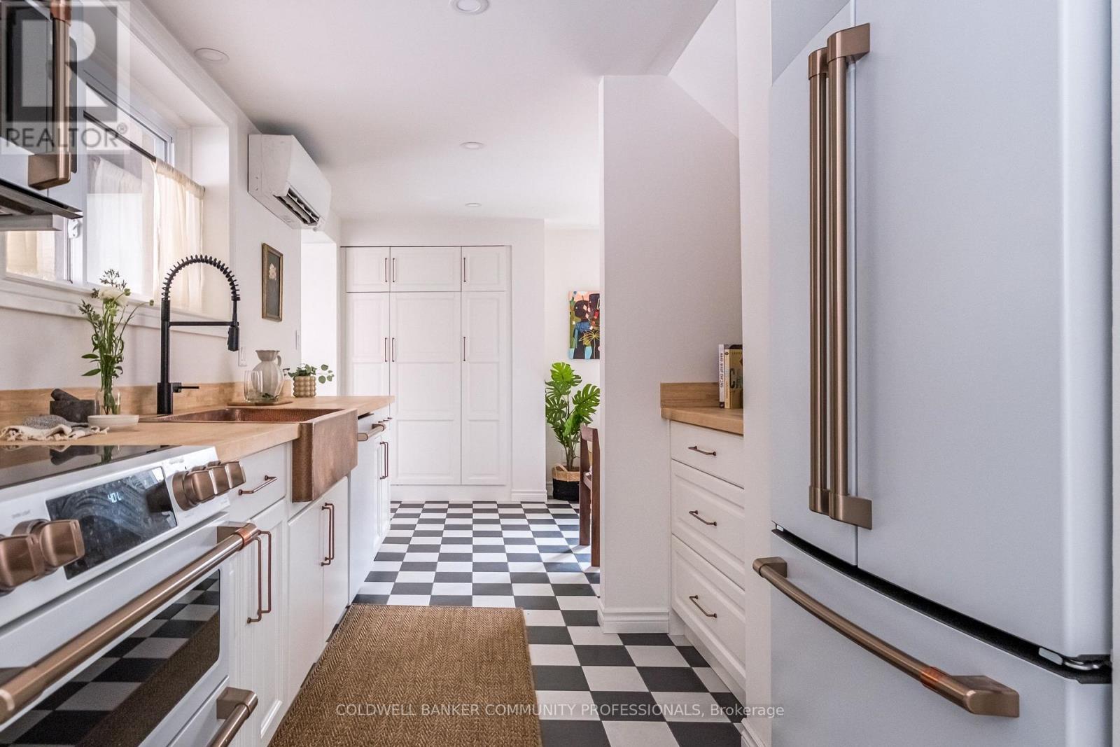 Stylish renovations so you don't have to. - 14 Reginald Street, Hamilton, ON - Indoor Photo Showing Kitchen