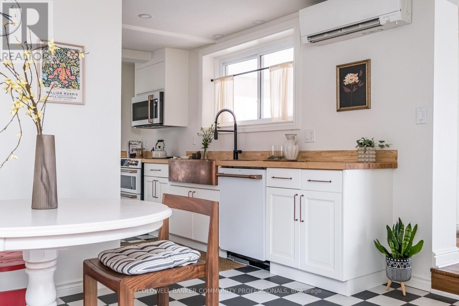 14 Reginald Street, Hamilton, ON - Indoor Photo Showing Kitchen