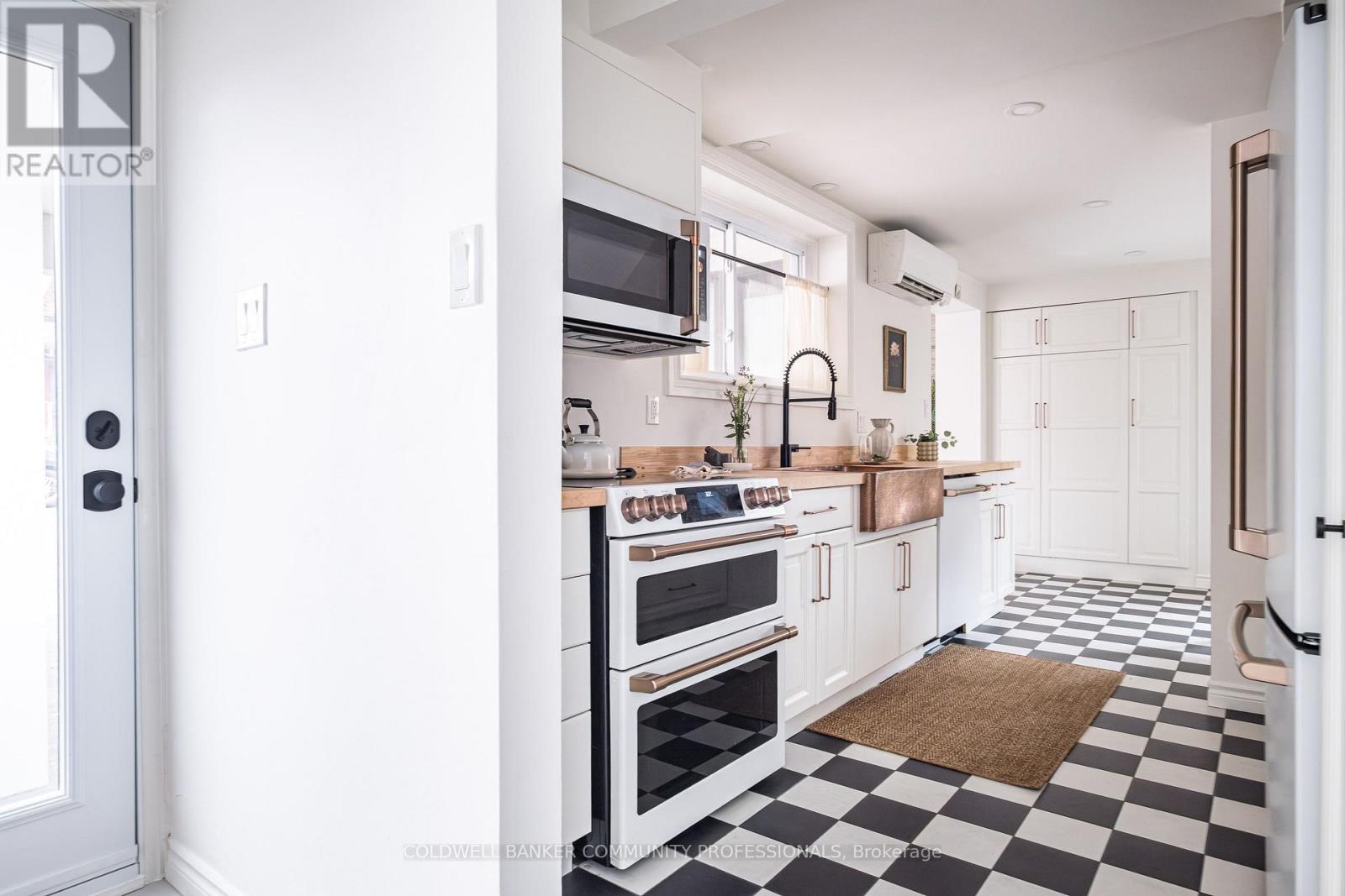 14 Reginald Street, Hamilton, ON - Indoor Photo Showing Kitchen With Upgraded Kitchen