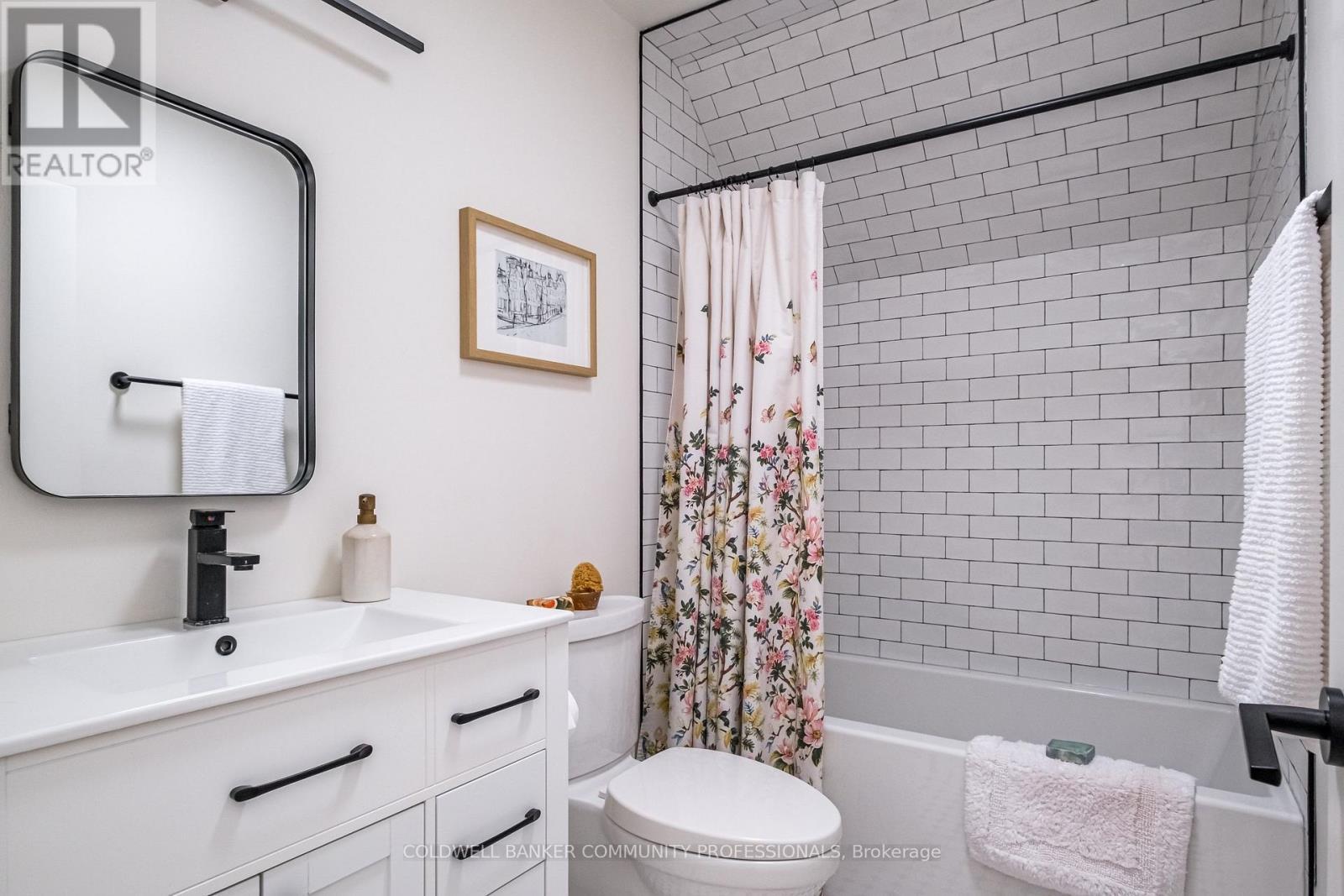 14 Reginald Street, Hamilton, ON - Indoor Photo Showing Bathroom
