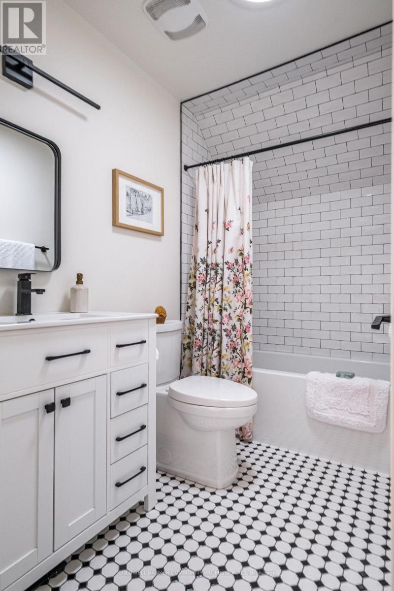 14 Reginald Street, Hamilton, ON - Indoor Photo Showing Bathroom