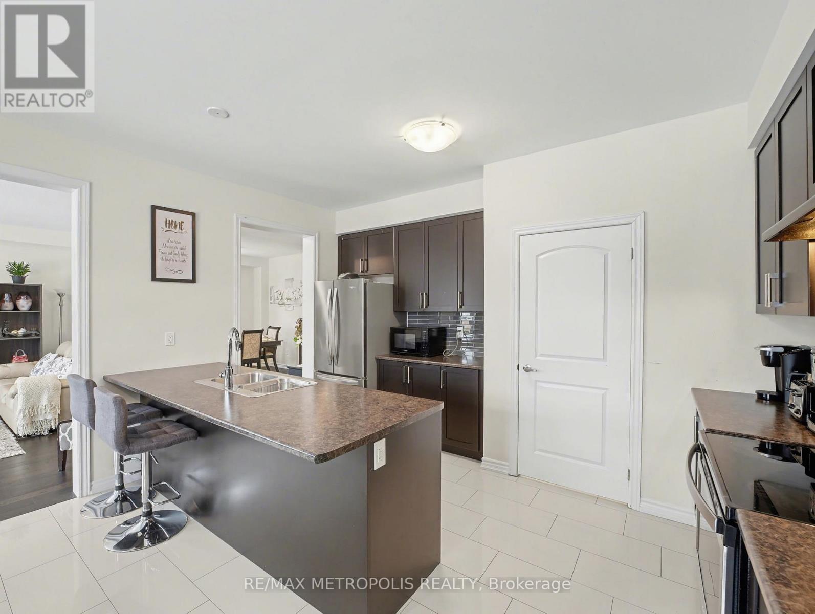 9 Frontier Drive, Thorold, ON - Indoor Photo Showing Kitchen With Double Sink