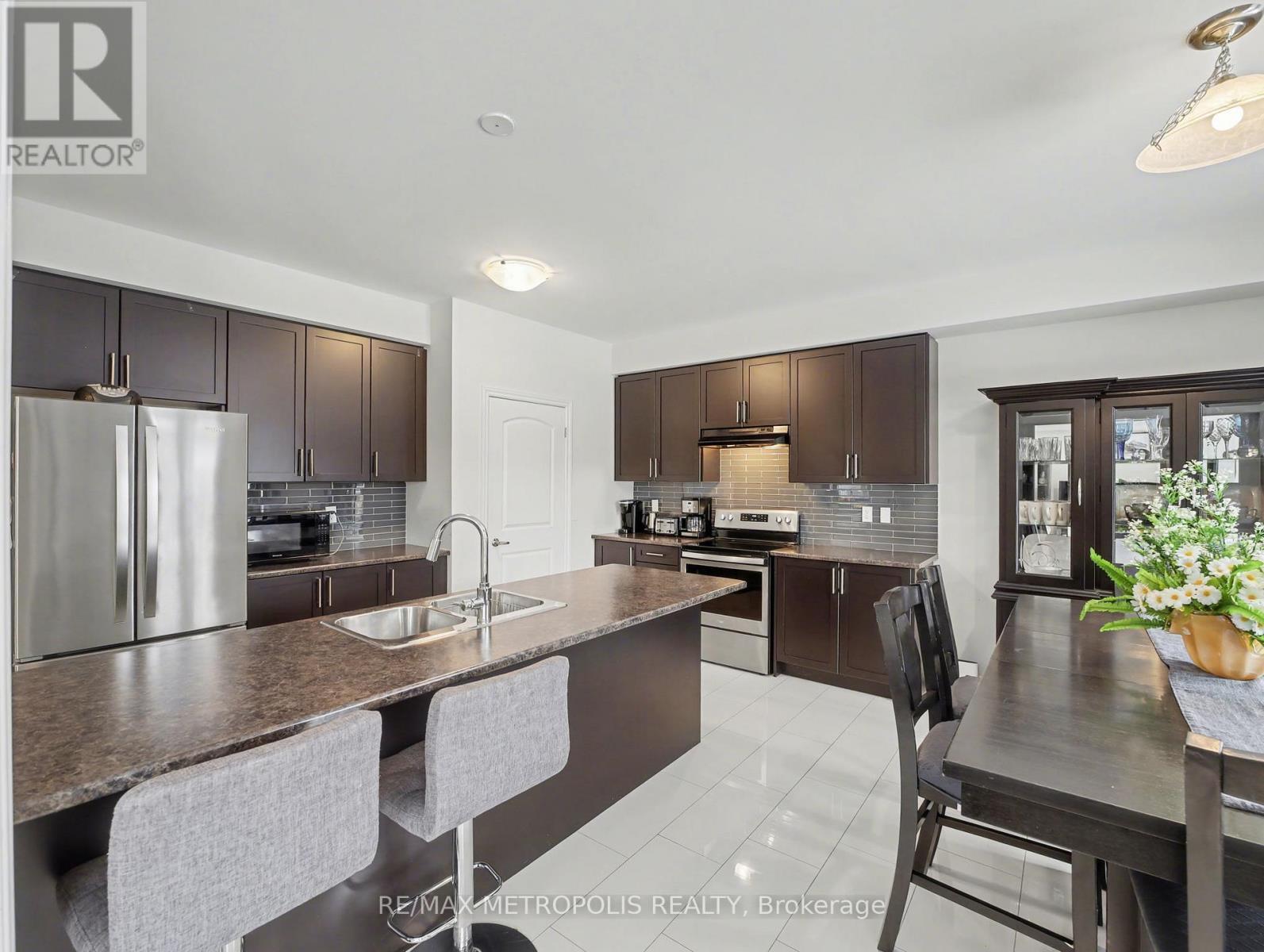 9 Frontier Drive, Thorold, ON - Indoor Photo Showing Kitchen With Double Sink
