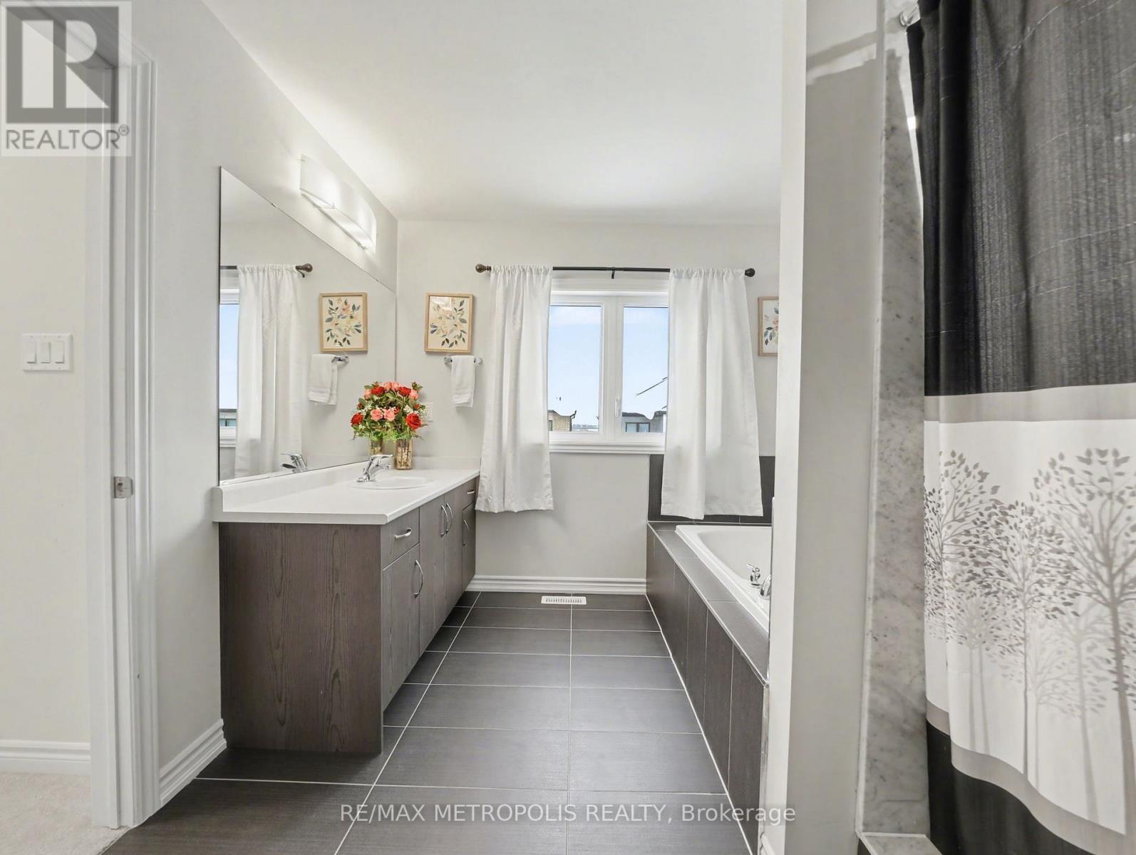 9 Frontier Drive, Thorold, ON - Indoor Photo Showing Bathroom