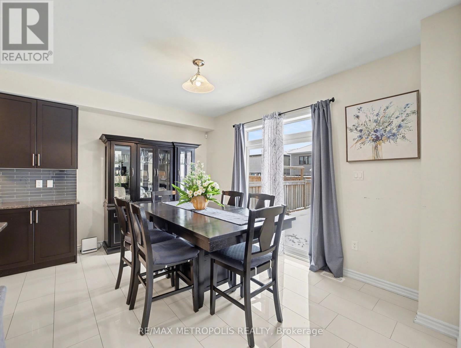 9 Frontier Drive, Thorold, ON - Indoor Photo Showing Dining Room