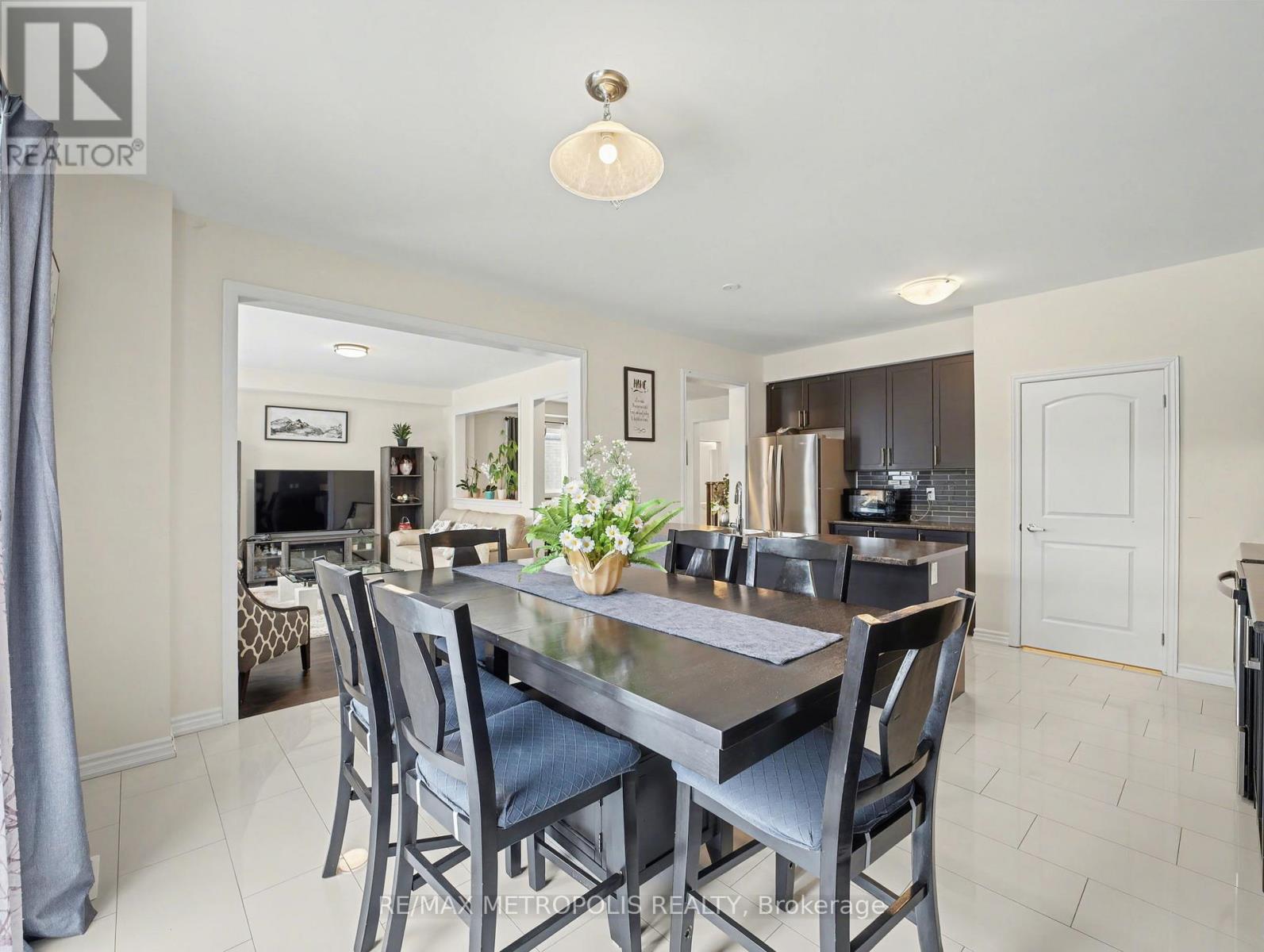 9 Frontier Drive, Thorold, ON - Indoor Photo Showing Dining Room