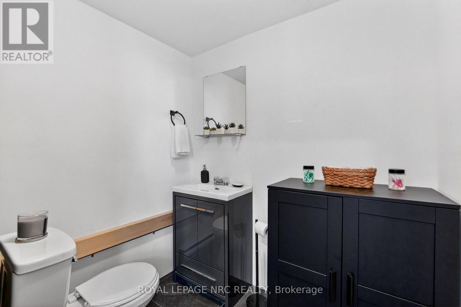 84 State Street, Welland (Welland Downtown), ON - Indoor Photo Showing Bathroom