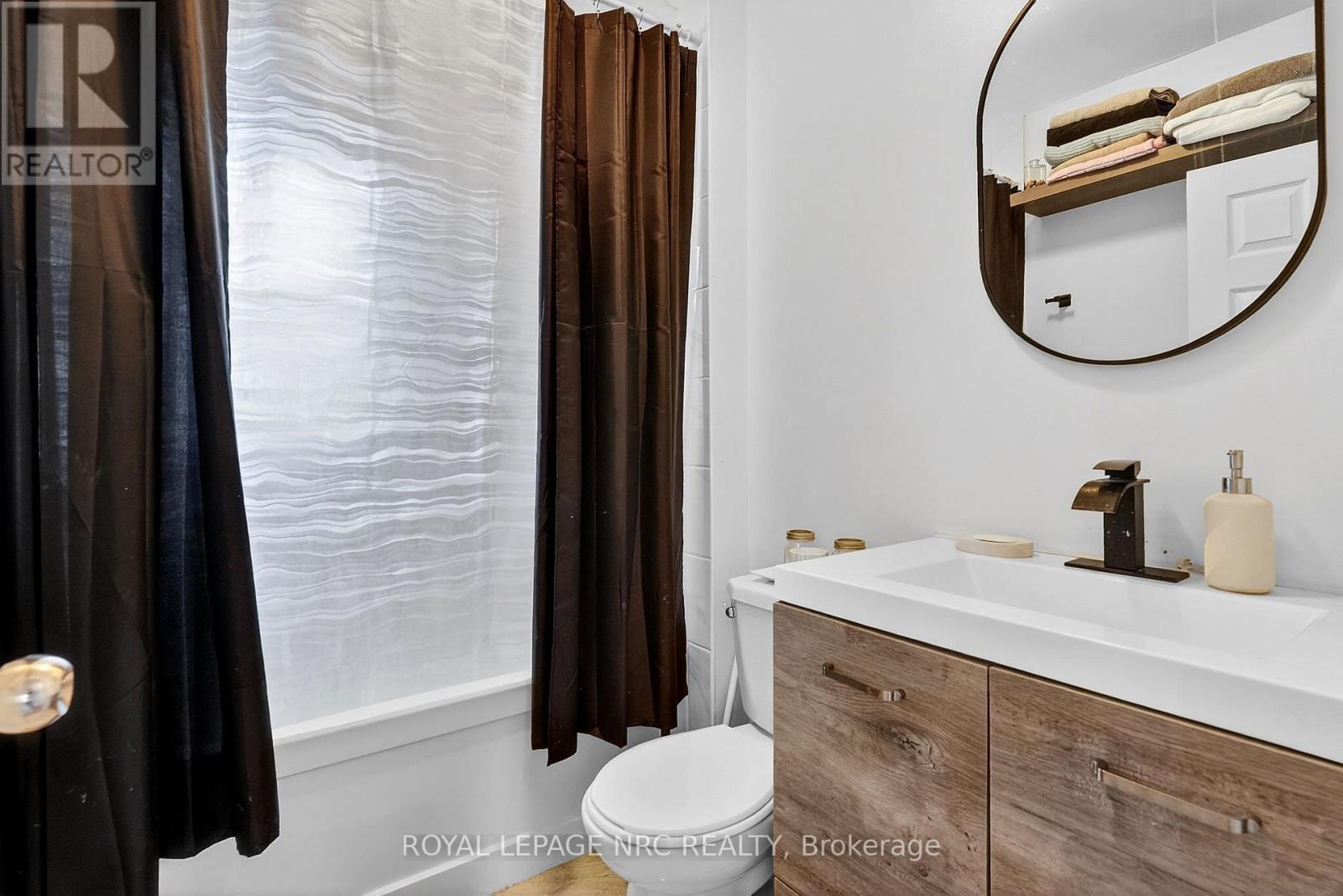 84 State Street, Welland (Welland Downtown), ON - Indoor Photo Showing Bathroom