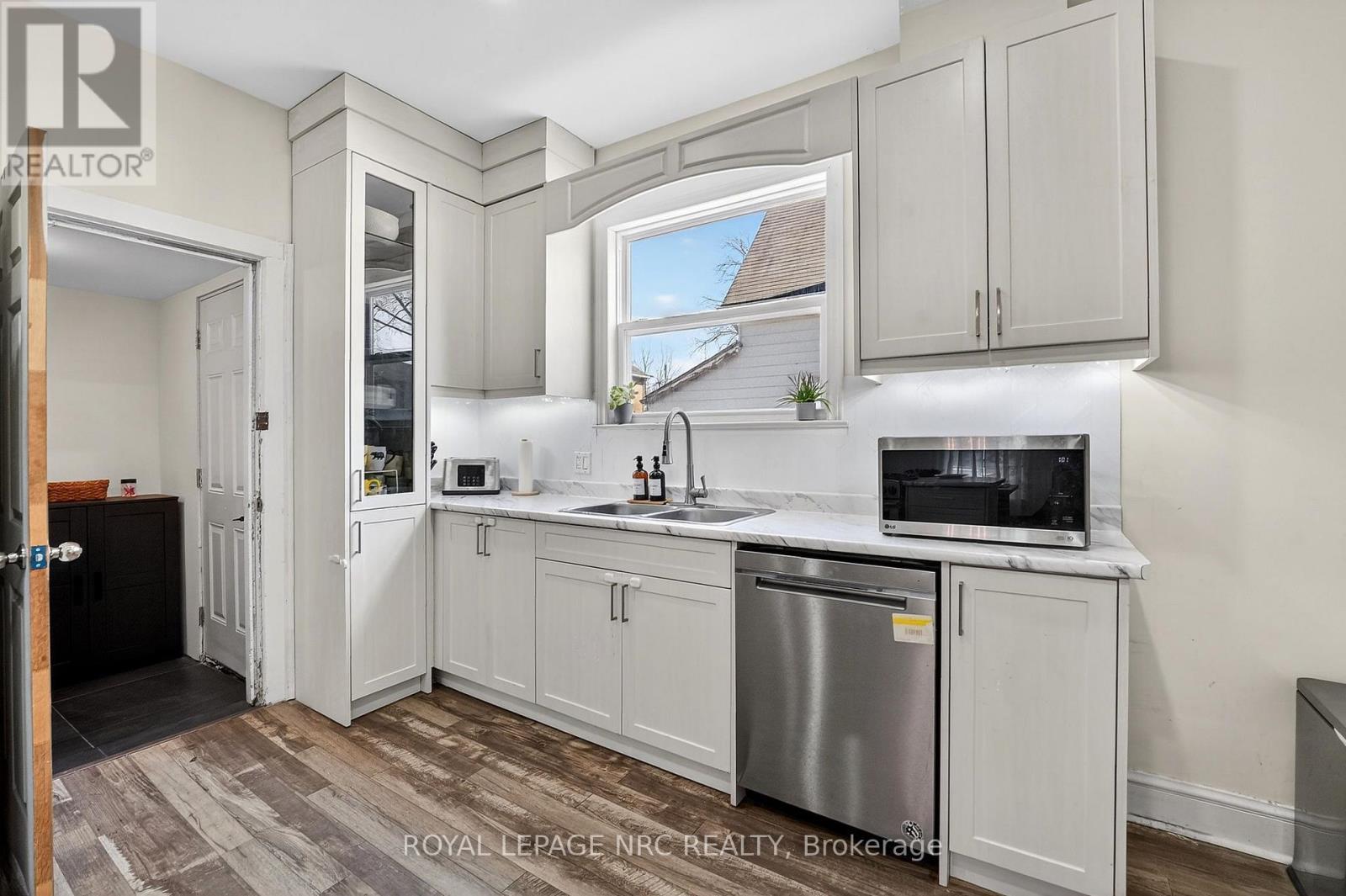 84 State Street, Welland (Welland Downtown), ON - Indoor Photo Showing Kitchen With Double Sink