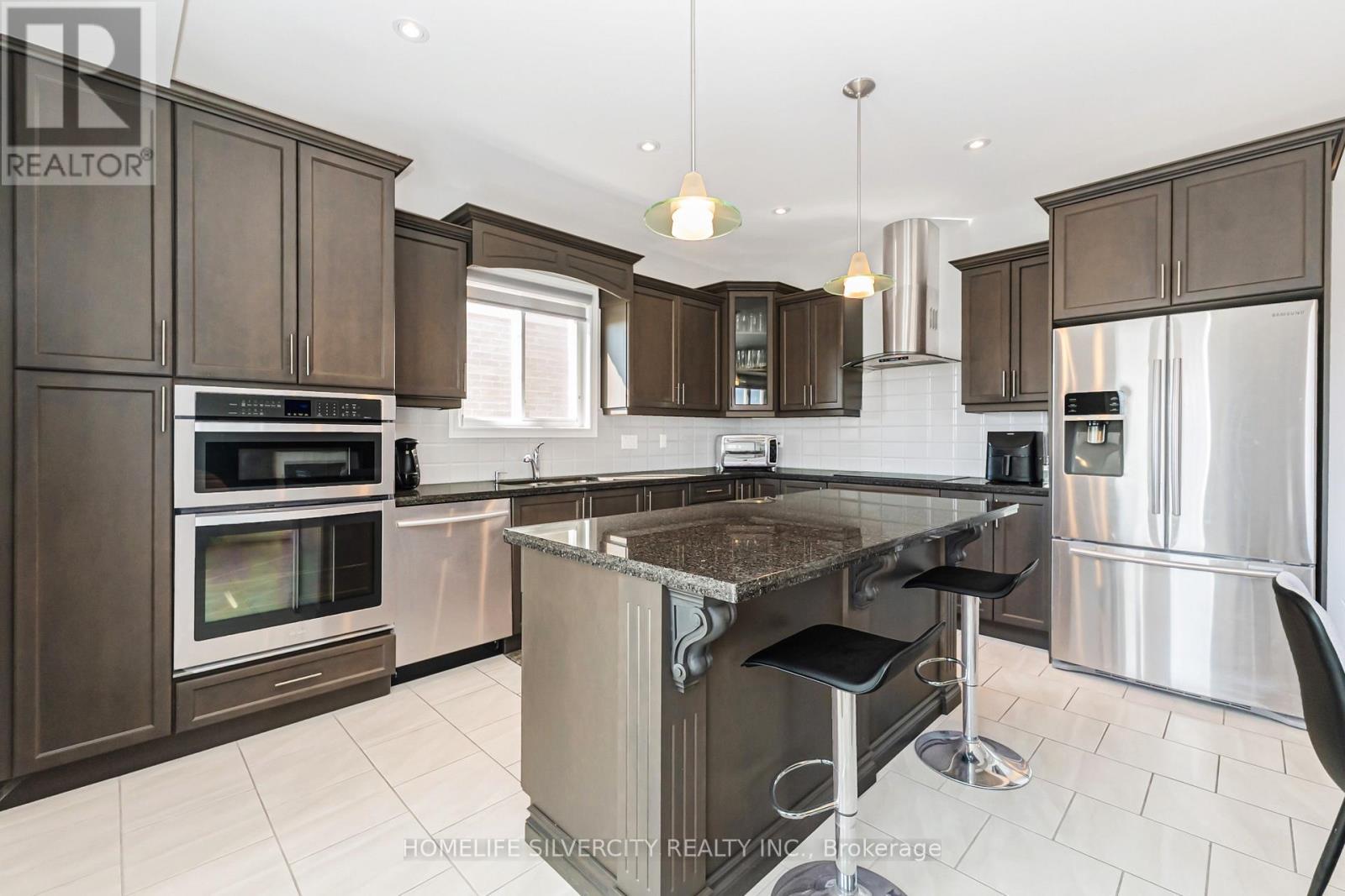 153 Medici Lane, Hamilton, ON - Indoor Photo Showing Kitchen With Upgraded Kitchen