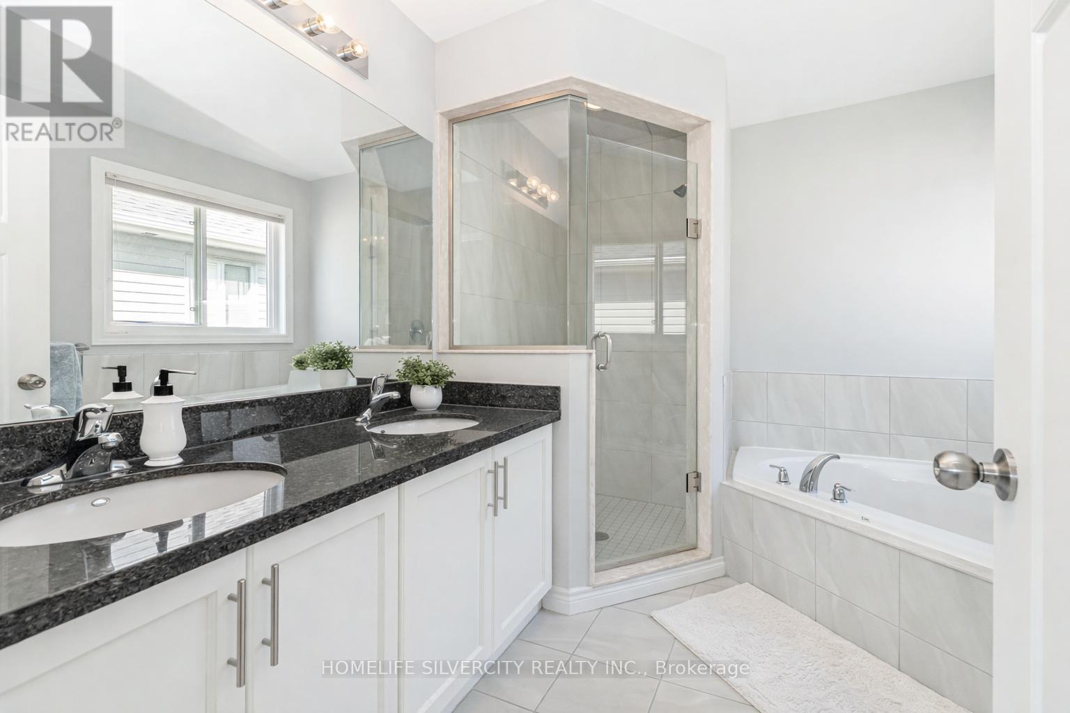 153 Medici Lane, Hamilton, ON - Indoor Photo Showing Bathroom
