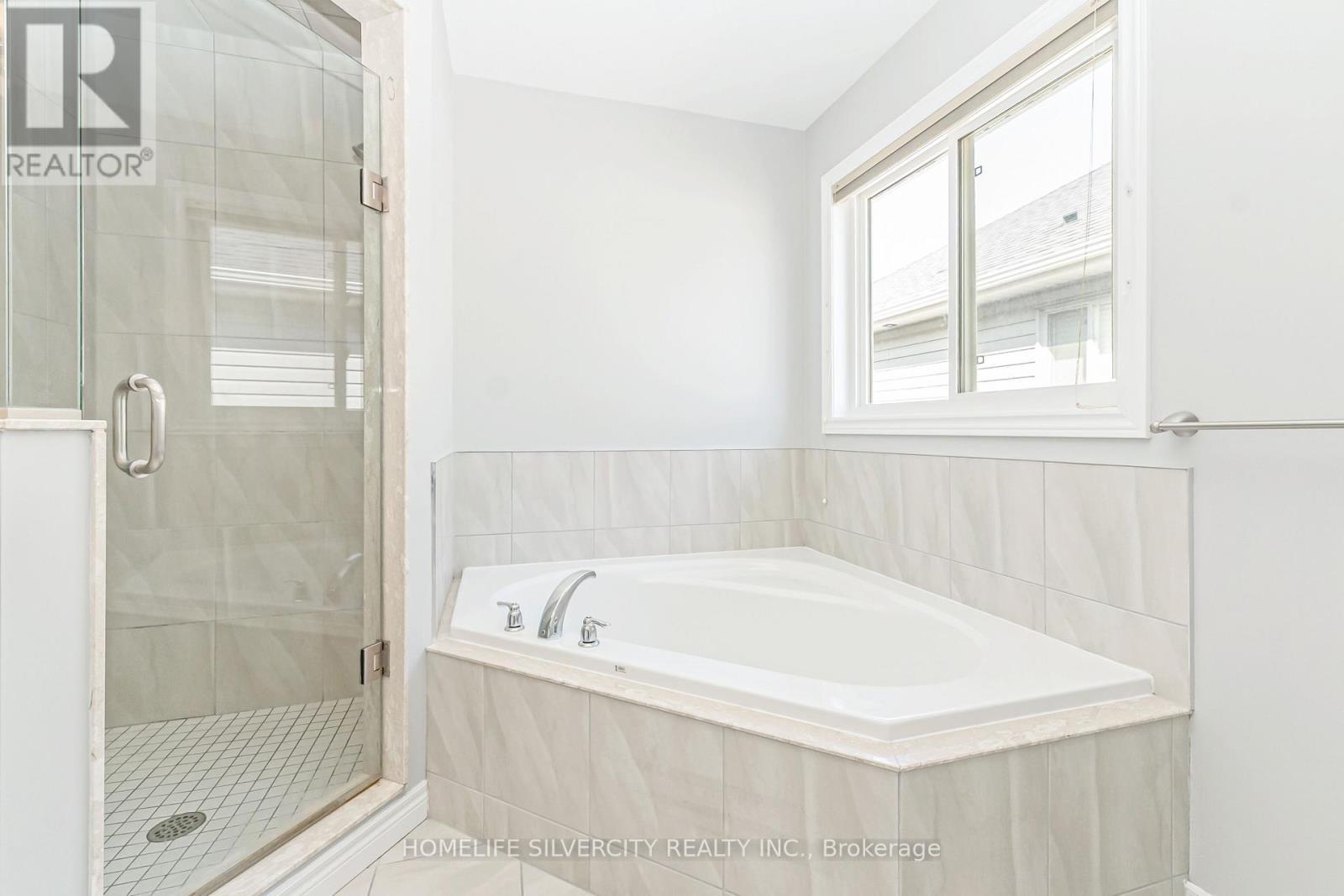 153 Medici Lane, Hamilton, ON - Indoor Photo Showing Bathroom
