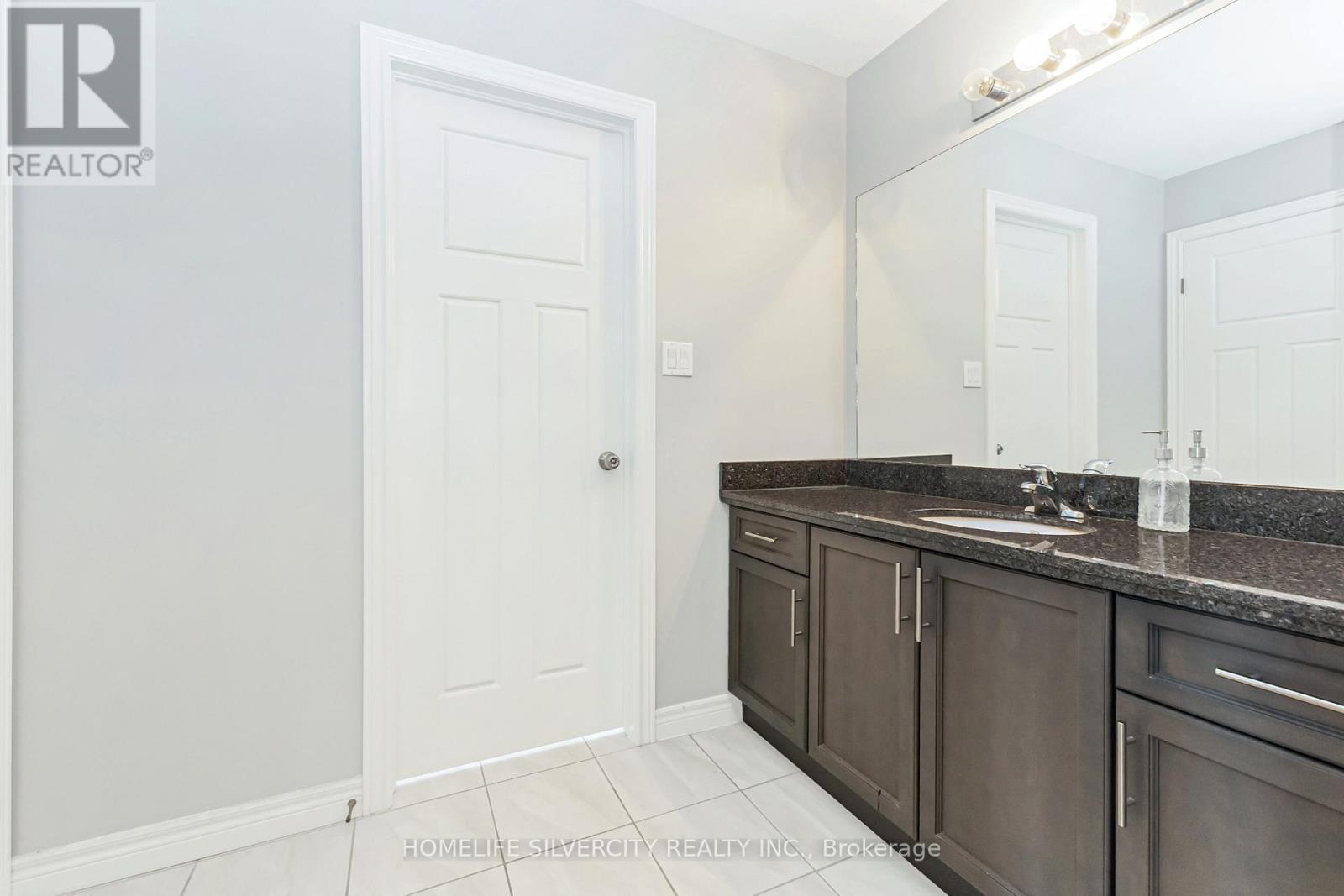 153 Medici Lane, Hamilton, ON - Indoor Photo Showing Bathroom