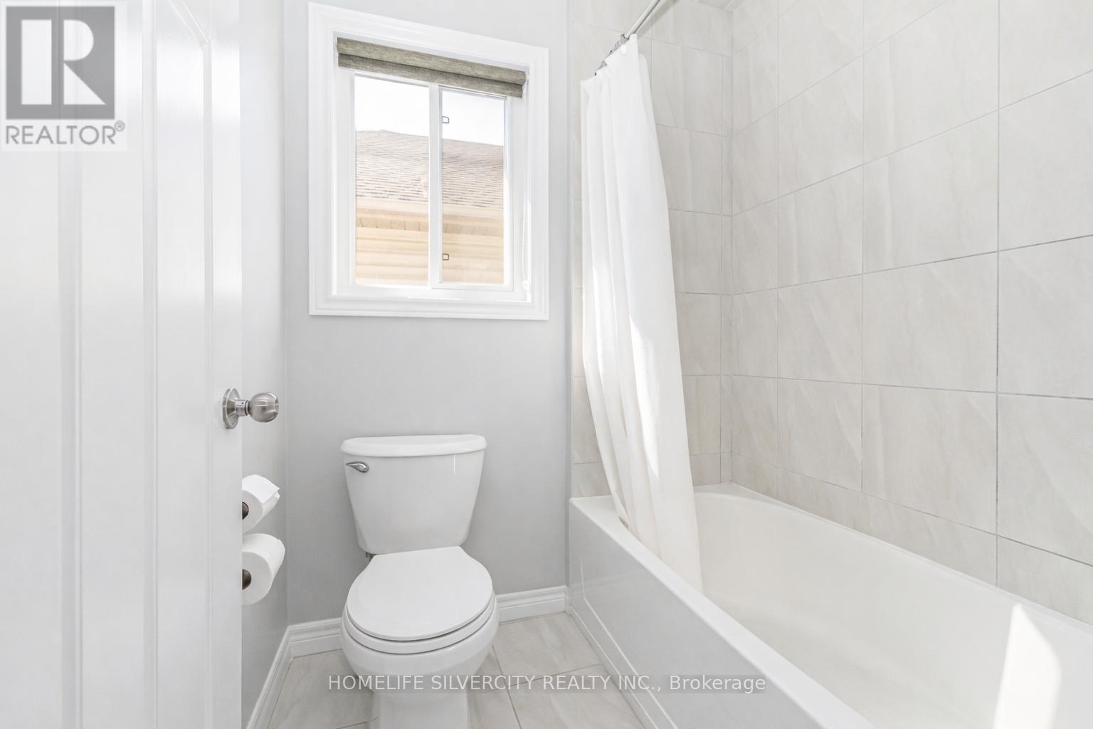 153 Medici Lane, Hamilton, ON - Indoor Photo Showing Bathroom