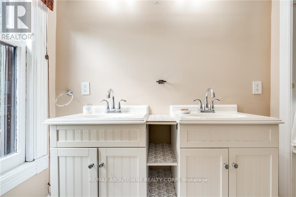 100 Grant Avenue, Hamilton, ON - Indoor Photo Showing Bathroom