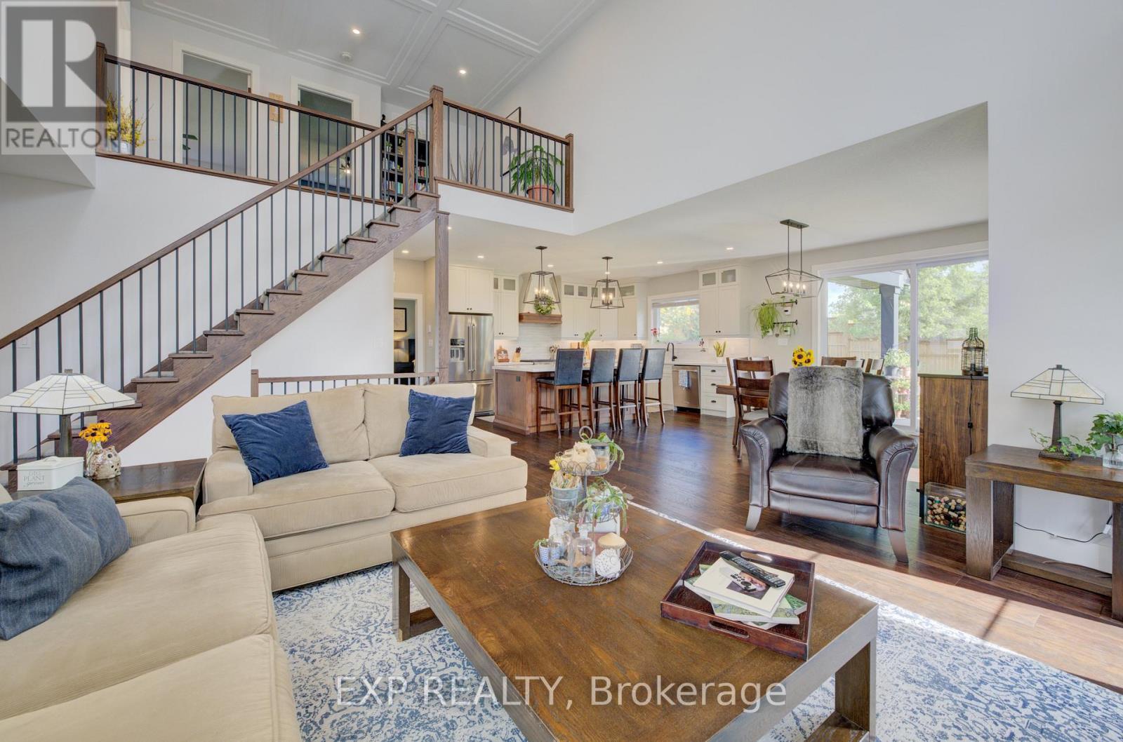 58 Carriage Crossing, Mapleton, ON - Indoor Photo Showing Living Room