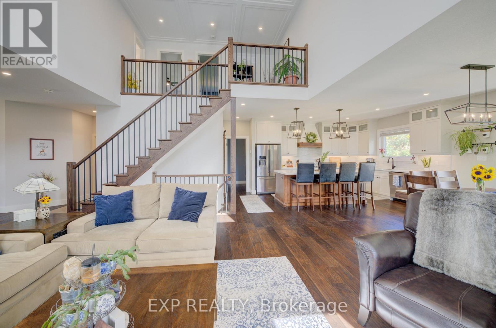58 Carriage Crossing, Mapleton, ON - Indoor Photo Showing Living Room