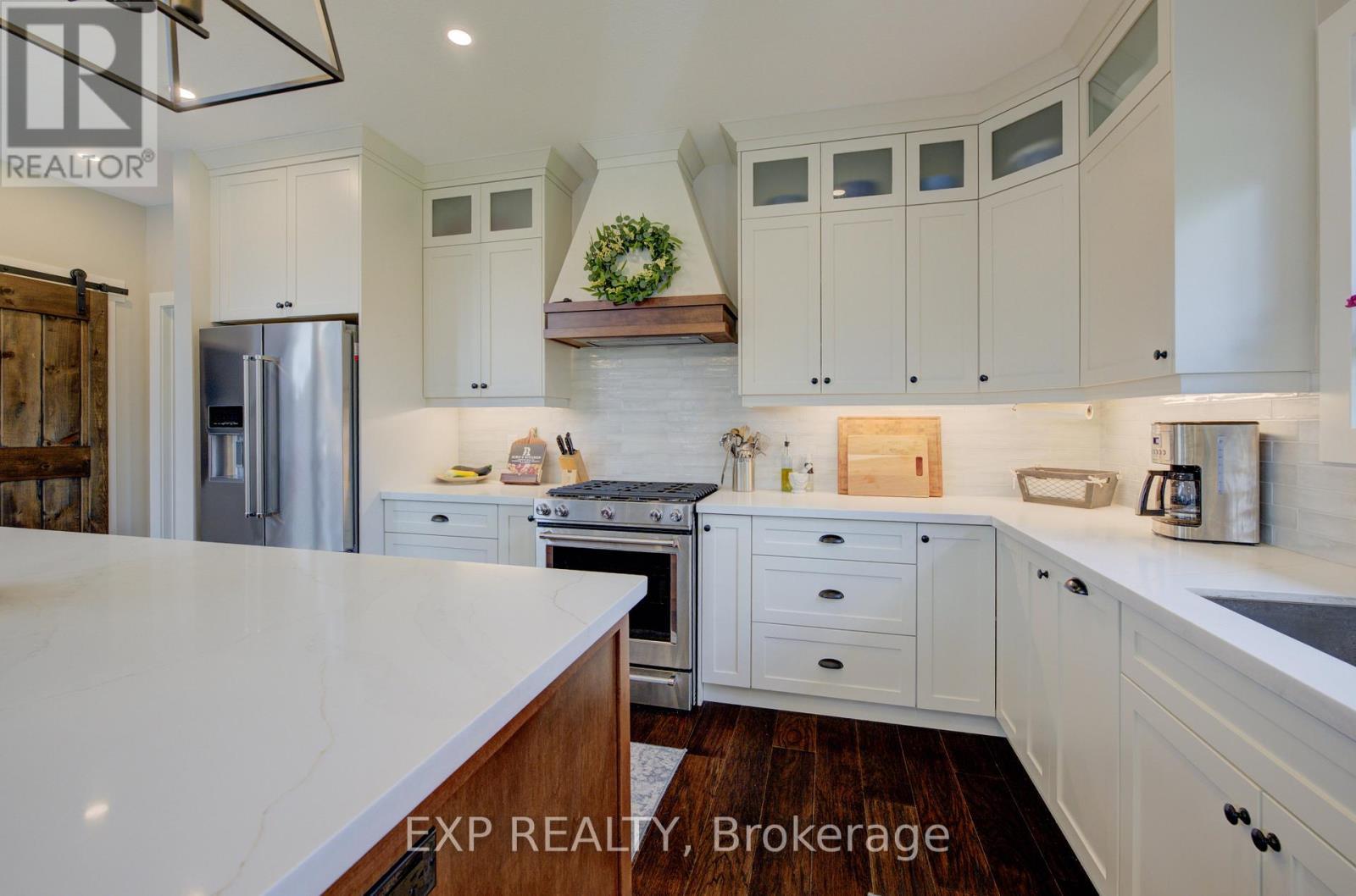 58 Carriage Crossing, Mapleton, ON - Indoor Photo Showing Kitchen