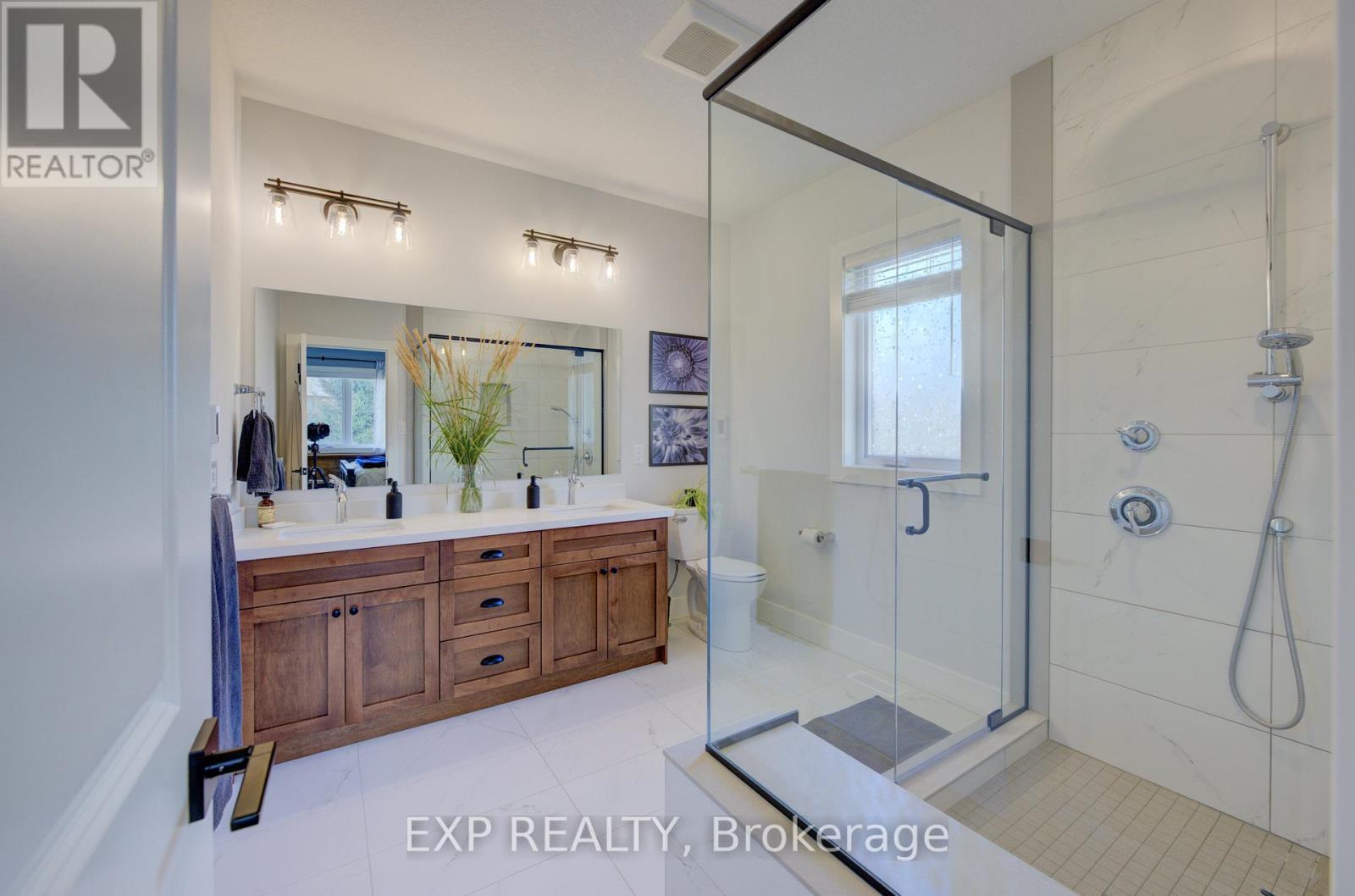 58 Carriage Crossing, Mapleton, ON - Indoor Photo Showing Bathroom