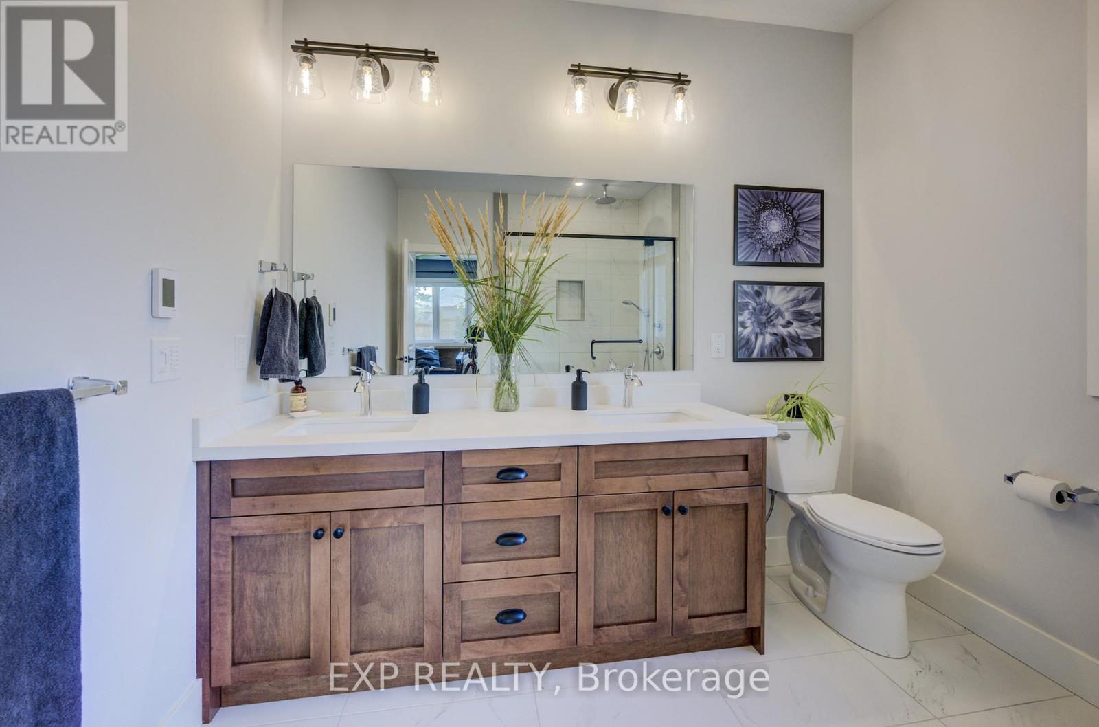 58 Carriage Crossing, Mapleton, ON - Indoor Photo Showing Bathroom
