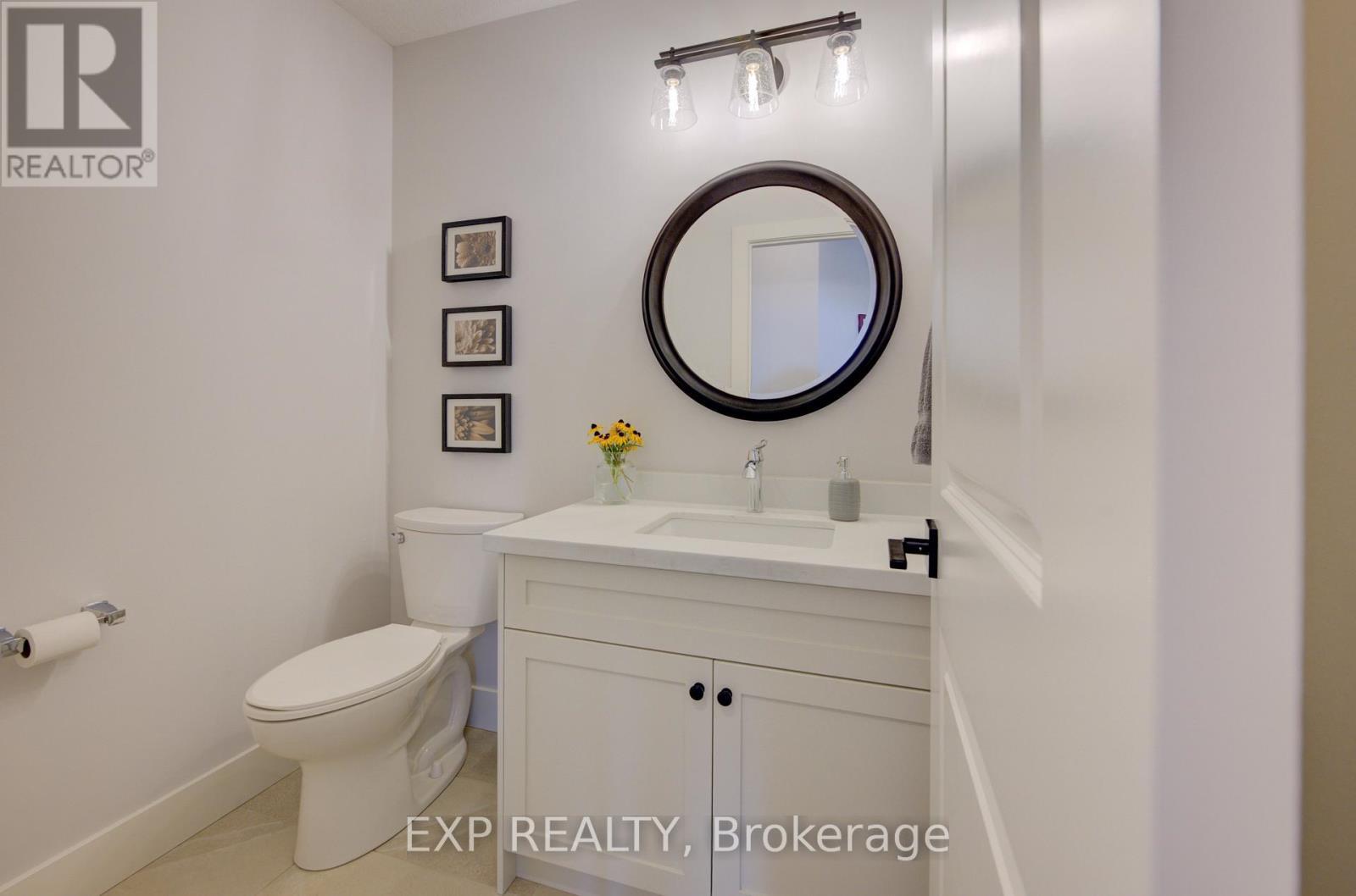 58 Carriage Crossing, Mapleton, ON - Indoor Photo Showing Bathroom