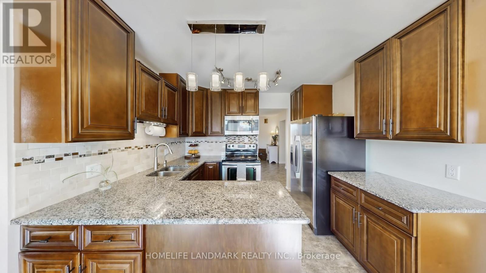 330 Guelph Avenue, Cambridge, ON - Indoor Photo Showing Kitchen With Double Sink With Upgraded Kitchen