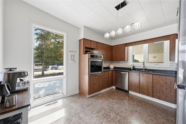 100 Agassiz Dr, Winnipeg, MB