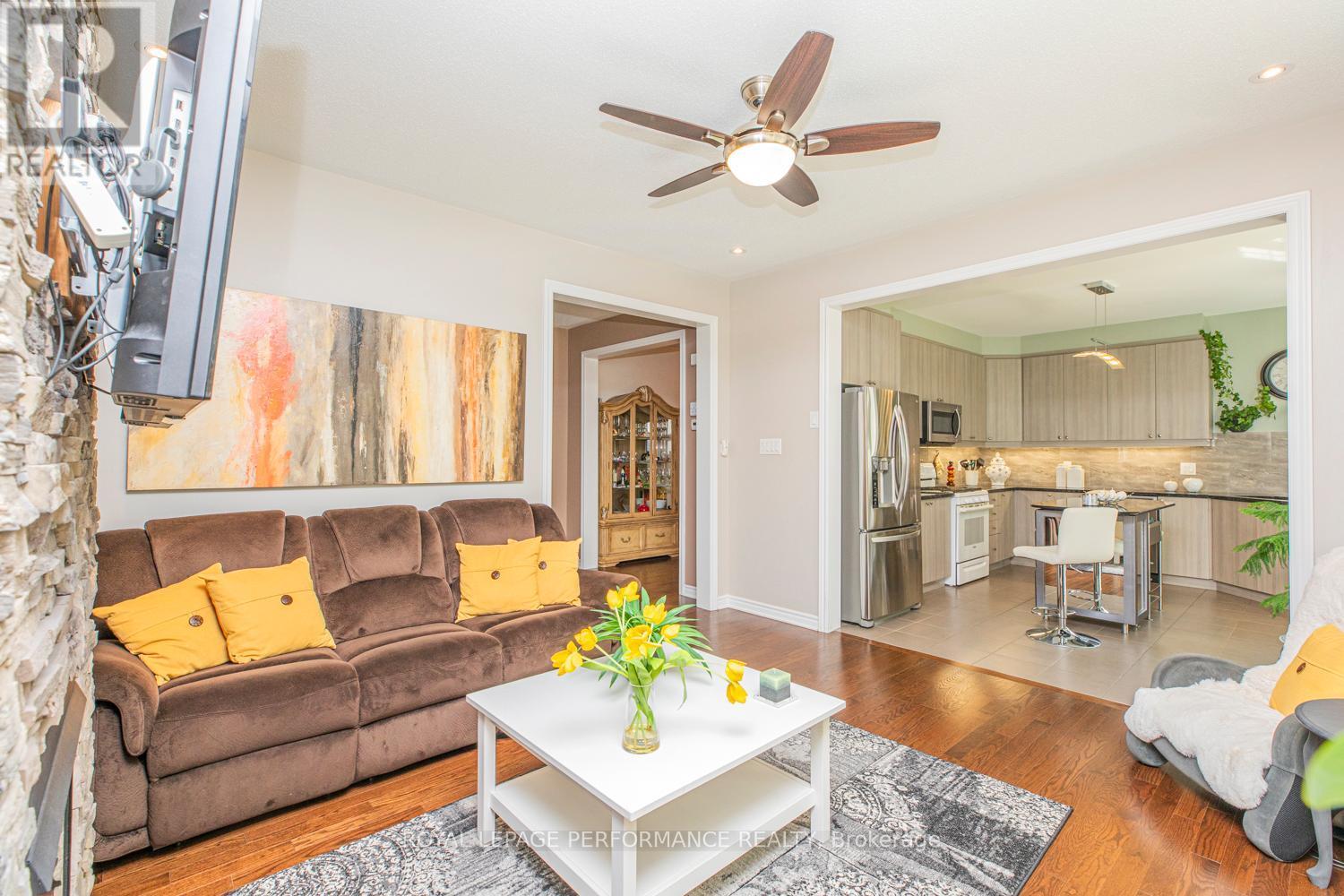 30 Summitview Drive, Ottawa, ON - Indoor Photo Showing Living Room