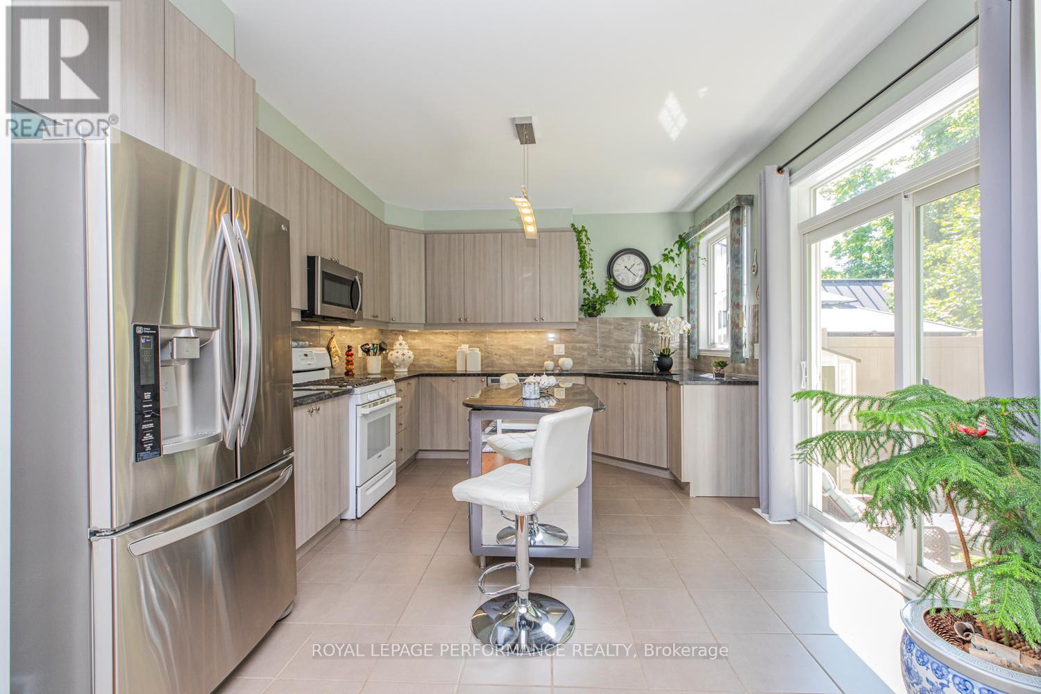 30 Summitview Drive, Ottawa, ON - Indoor Photo Showing Kitchen With Upgraded Kitchen