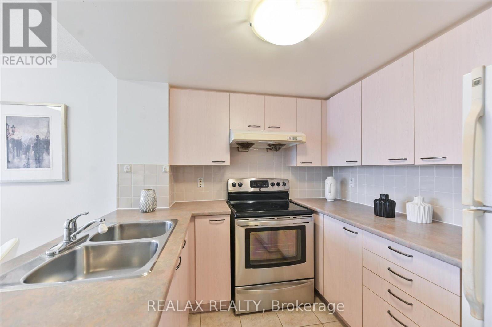 302 - 130 Pond Drive, Markham, ON - Indoor Photo Showing Kitchen With Double Sink