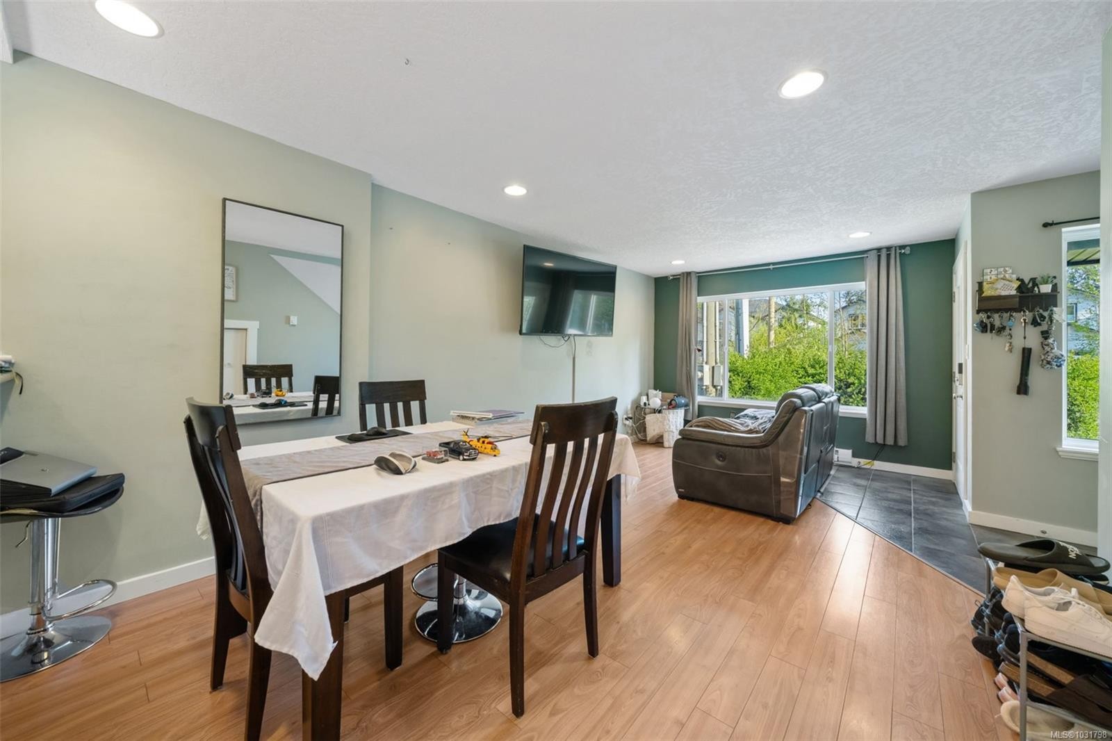 6896 Beaton Rd, Sooke, BC - Indoor