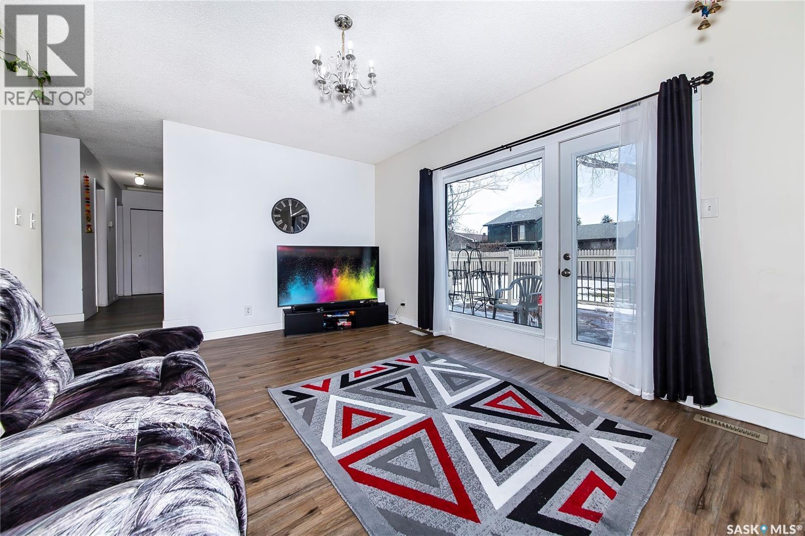 639 Redberry Road, Saskatoon, SK - Indoor Photo Showing Living Room