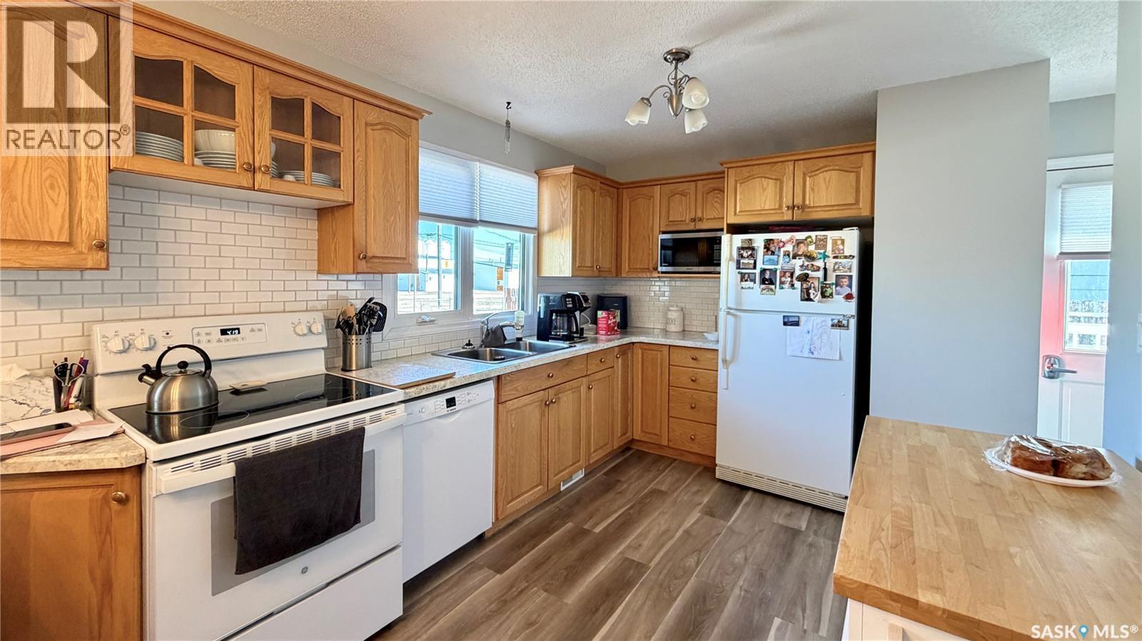 102 Government Road, Davidson, SK - Indoor Photo Showing Kitchen With Double Sink