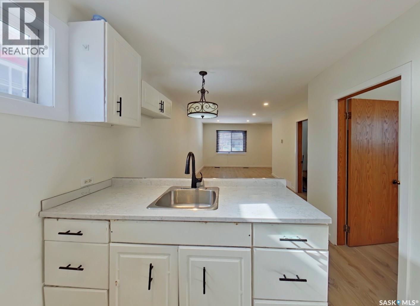 651 Queen Street, Regina, SK - Indoor Photo Showing Kitchen