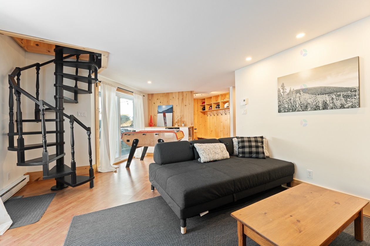 Family Room - 168Z - 170Z Ch. Demers, Sutton, QC - Indoor