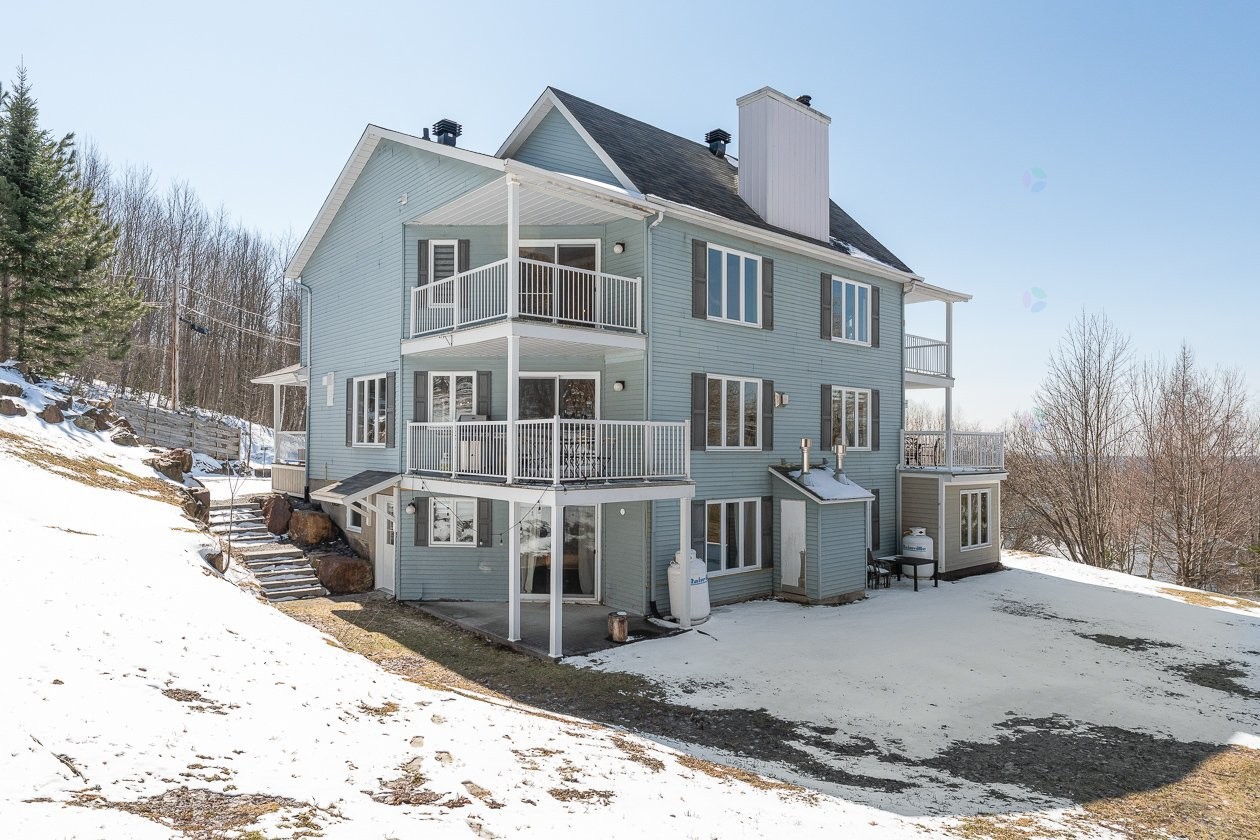 Back of Structure - 168Z - 170Z Ch. Demers, Sutton, QC - Outdoor