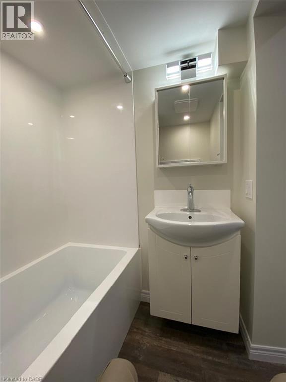 246 Forest Avenue, Hamilton, ON - Indoor Photo Showing Bathroom