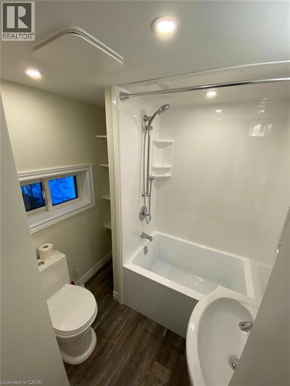 246 Forest Avenue, Hamilton, ON - Indoor Photo Showing Bathroom