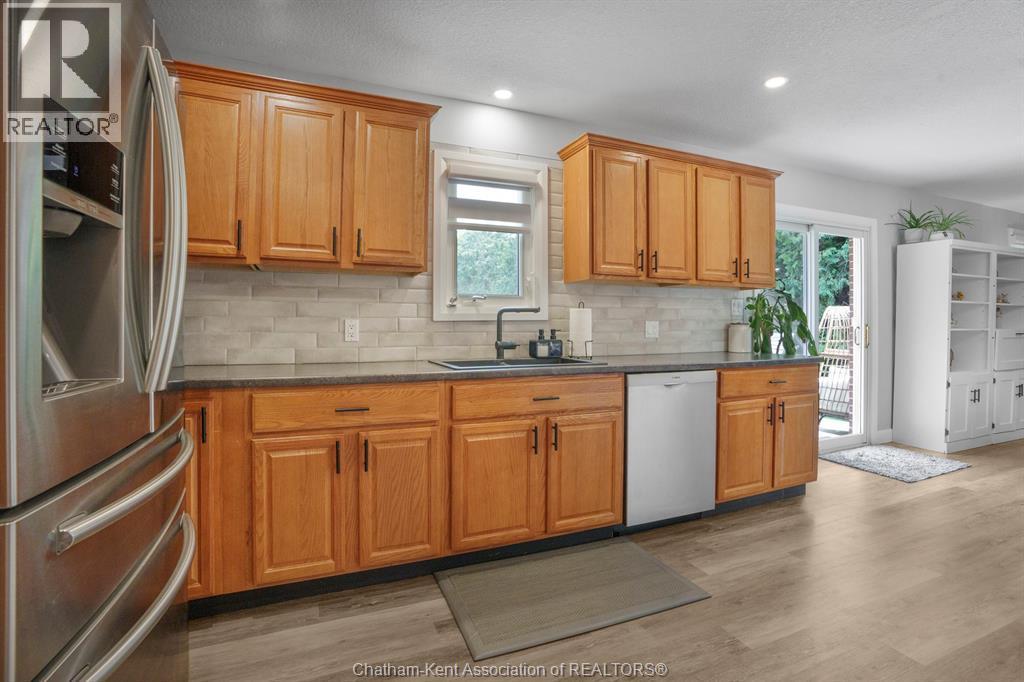 7138 Benoit Drive, Grande Pointe, ON - Indoor Photo Showing Kitchen