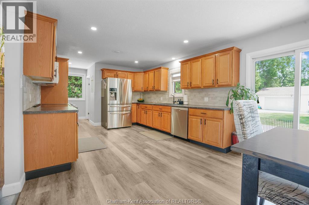 7138 Benoit Drive, Grande Pointe, ON - Indoor Photo Showing Kitchen