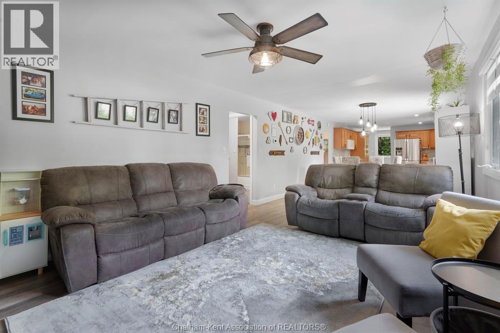 7138 Benoit Drive, Grande Pointe, ON - Indoor Photo Showing Living Room
