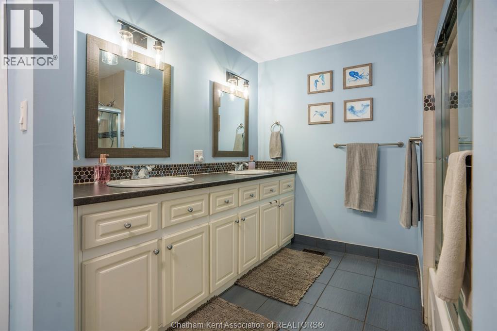 7138 Benoit Drive, Grande Pointe, ON - Indoor Photo Showing Bathroom