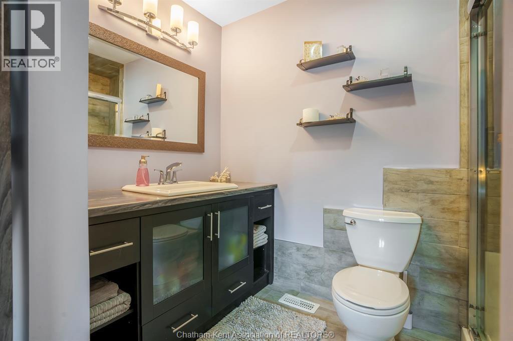 7138 Benoit Drive, Grande Pointe, ON - Indoor Photo Showing Bathroom